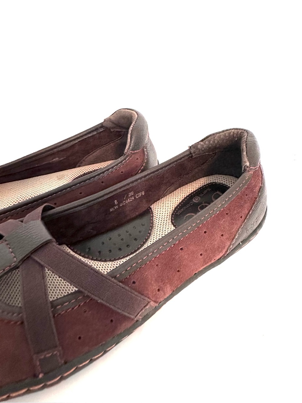 b.o.c. Women's Brown Suede & Dark Brown Leather Cross-Strap Flats Size 8 - Picture 6 of 12
